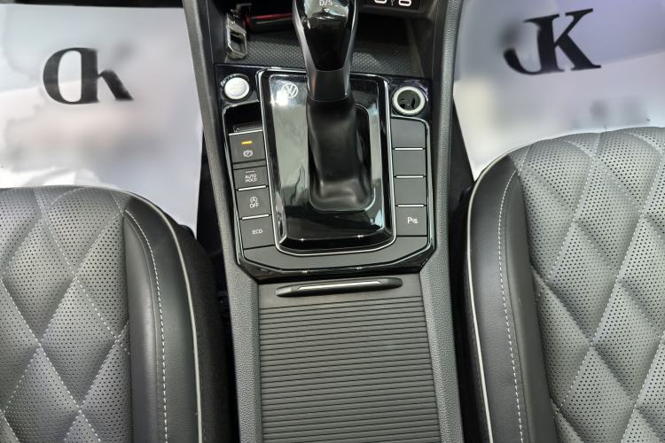 Used Volkswagen Sagitar 2023 300TSI DSG Excellence Edition Gear Lever
