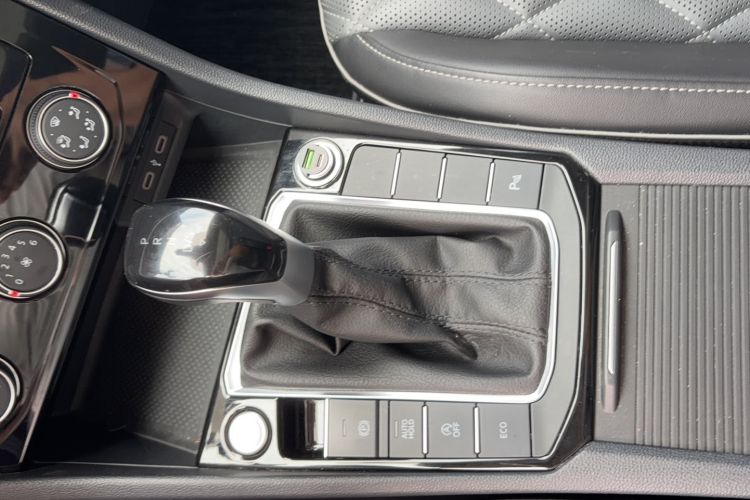 Used Volkswagen Sagitar 2023 300TSI DSG Excellence Edition Gear Lever