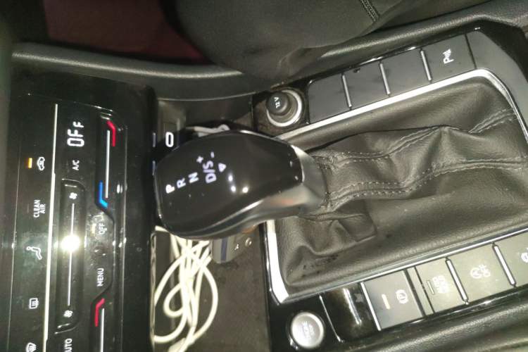 Used Volkswagen Sagitar 2023 300TSI DSG Excellence Edition Gear Lever