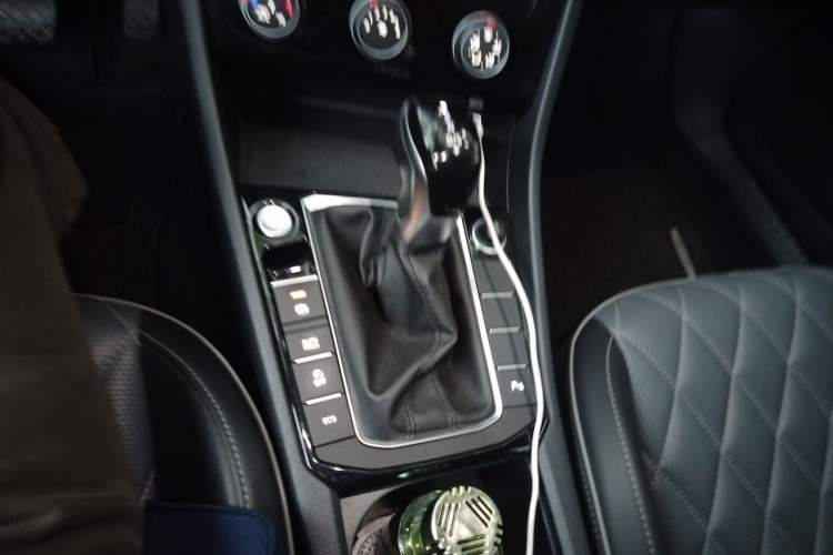 Used Volkswagen Sagitar 2023 300TSI DSG Excellence Edition Gear Lever
