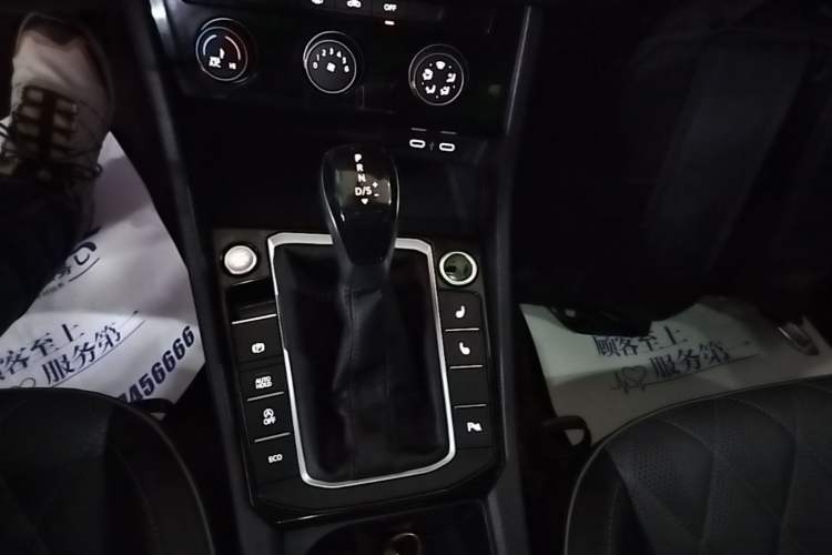 Used Volkswagen Sagitar 2023 300TSI DSG Excellence Edition Gear Lever