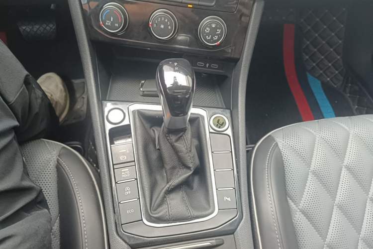 Used Volkswagen Sagitar 2023 300TSI DSG Excellence Edition Gear Lever
