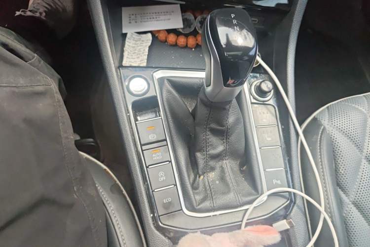 Used Volkswagen Sagitar 2023 300TSI DSG Excellence Edition Gear Lever