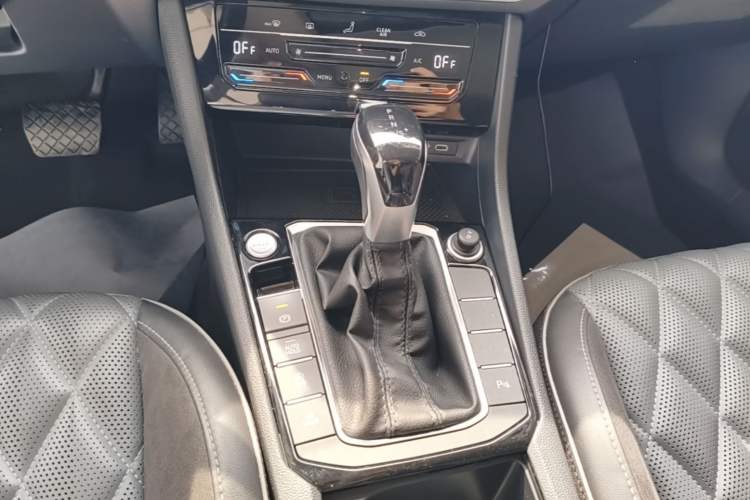 Used Volkswagen Sagitar 2023 300TSI DSG Excellence Edition Gear Lever