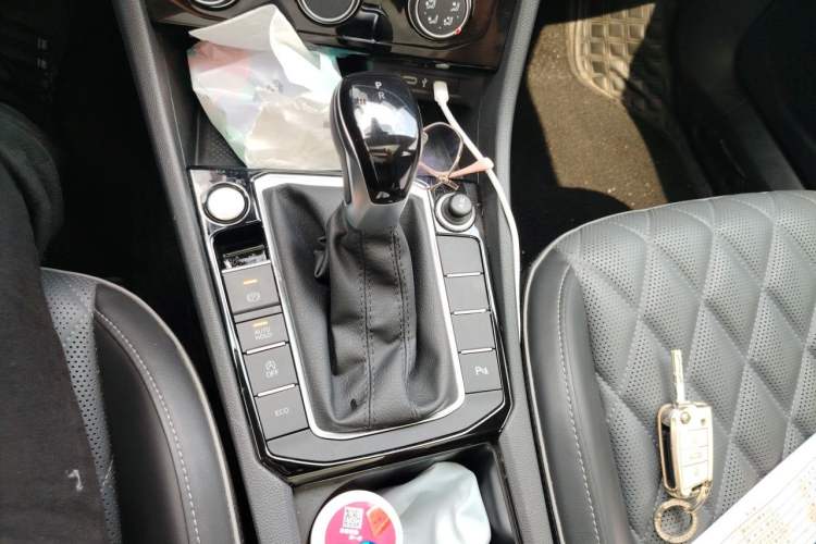 Used Volkswagen Sagitar 2023 300TSI DSG Excellence Edition Gear Lever