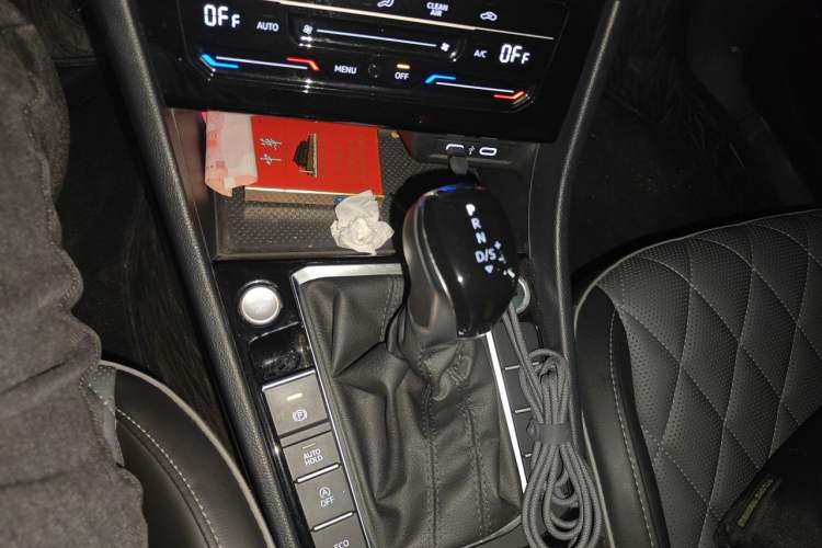 Used Volkswagen Sagitar 2023 280TSI DSG Excellence Edition Gear Lever