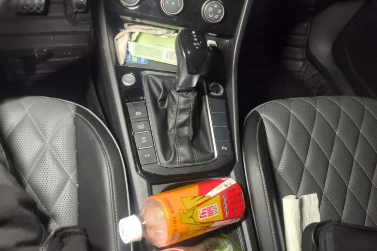 Used Volkswagen Sagitar 2023 300TSI DSG Excellence Edition Gear Lever