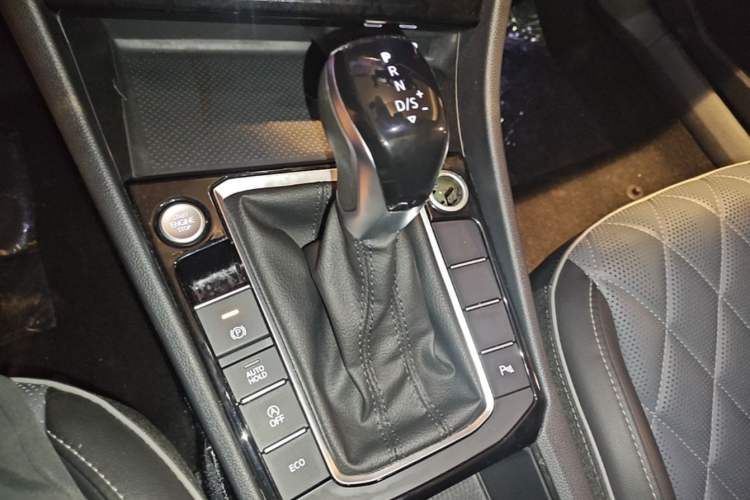 Used Volkswagen Sagitar 2023 300TSI DSG Excellence Edition Gear Lever