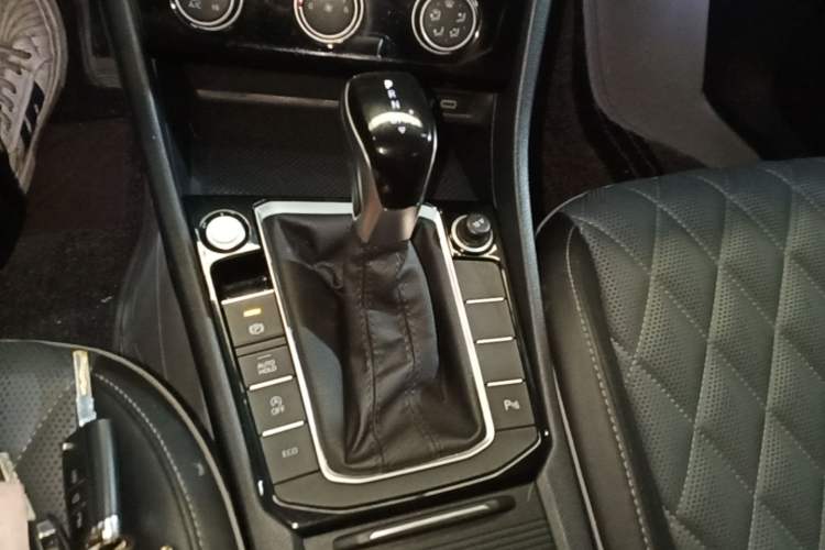 Used Volkswagen Sagitar 2023 300TSI DSG Excellence Edition Gear Lever