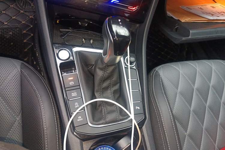 Used Volkswagen Sagitar 2023 300TSI DSG Excellence Edition Gear Lever