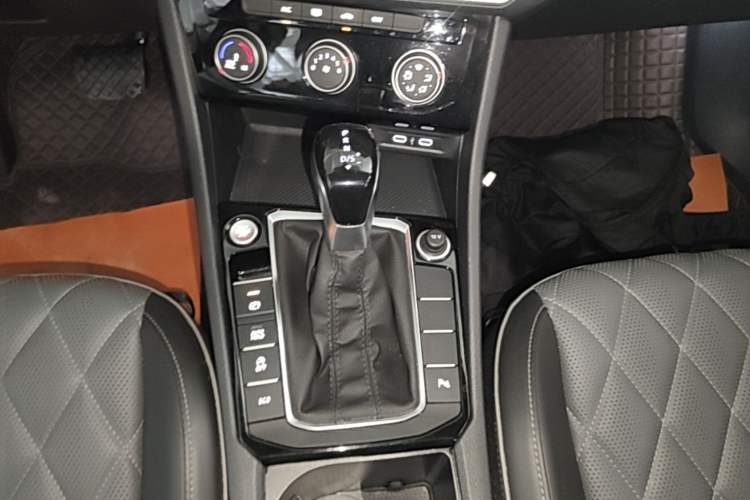 Used Volkswagen Sagitar 2023 300TSI DSG Excellence Edition Gear Lever