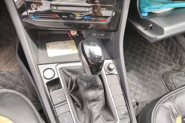 Used Volkswagen Sagitar 2023 280TSI DSG Excellence Edition Gear Lever