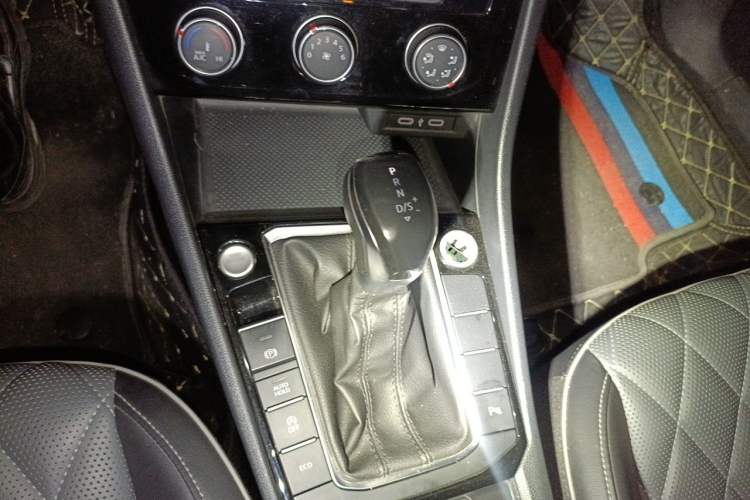 Used Volkswagen Sagitar 2023 280TSI DSG Beyond Lite Edition Gear Lever