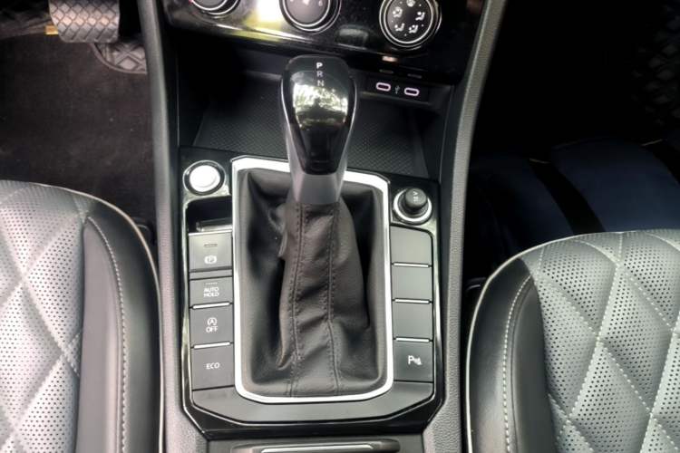 Used Volkswagen Sagitar 2023 300TSI DSG Excellence Edition Gear Lever