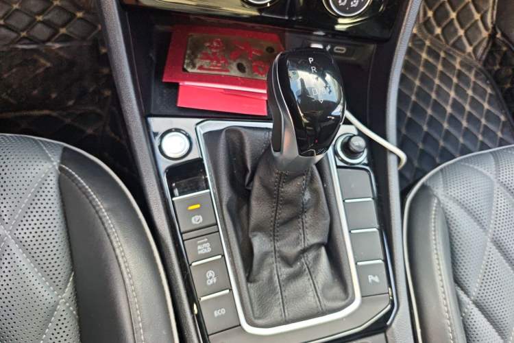 Used Volkswagen Sagitar 2023 300TSI DSG Excellence Edition Gear Lever