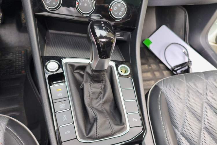 Used Volkswagen Sagitar 2023 300TSI DSG Excellence Edition Gear Lever