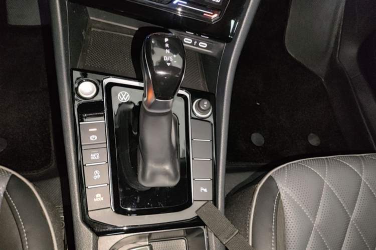 Used Volkswagen Sagitar 2023 300TSI DSG Excellence Edition Gear Lever