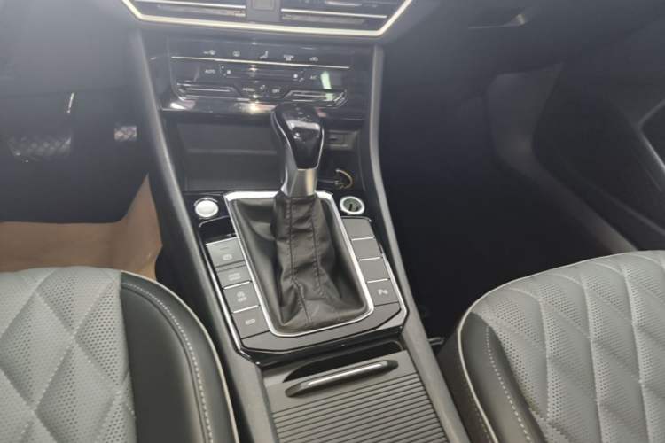 Used Volkswagen Sagitar 2023 280TSI DSG Excellence Edition Gear Lever