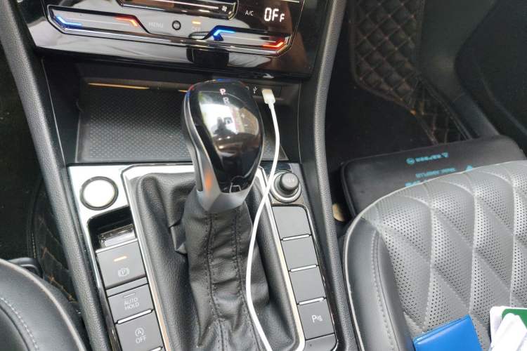 Used Volkswagen Sagitar 2023 280TSI DSG Excellence Edition Gear Lever