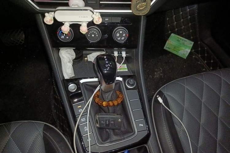 Used Volkswagen Sagitar 2023 300TSI DSG Excellence Edition Gear Lever