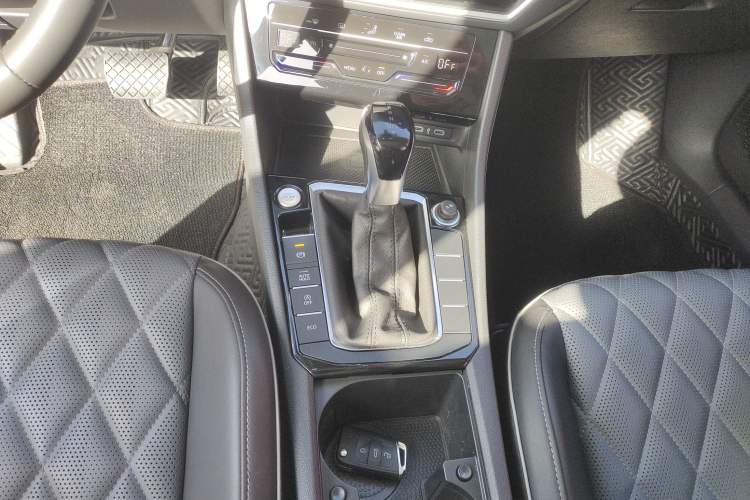 Used Volkswagen Sagitar 2023 280TSI DSG Excellence Plus Edition Gear Lever