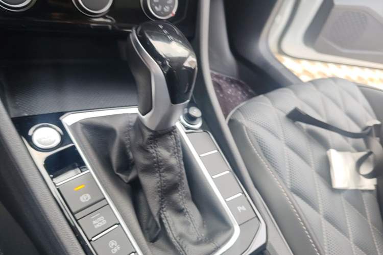 Used Volkswagen Sagitar 2023 300TSI DSG Excellence Edition Gear Lever