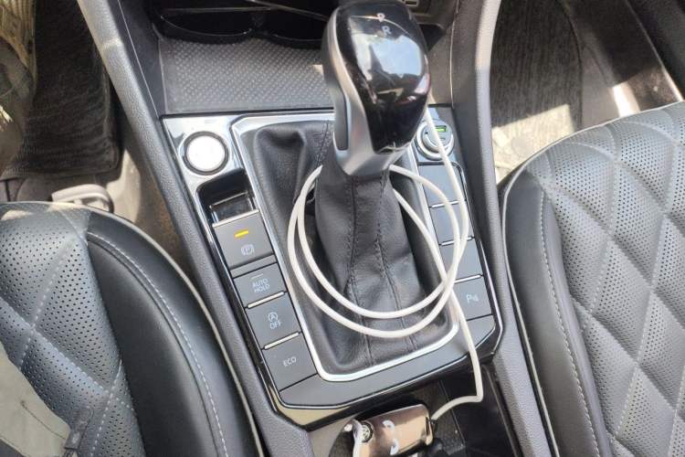 Used Volkswagen Sagitar 2023 300TSI DSG Excellence Edition Gear Lever