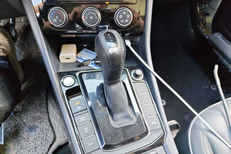Used Volkswagen Sagitar 2023 300TSI DSG Excellence Edition Gear Lever