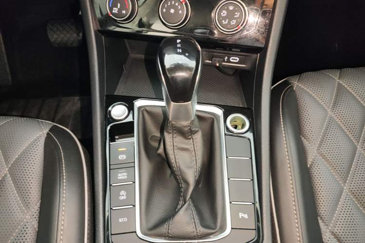 Used Volkswagen Sagitar 2023 300TSI DSG Excellence Edition Gear Lever