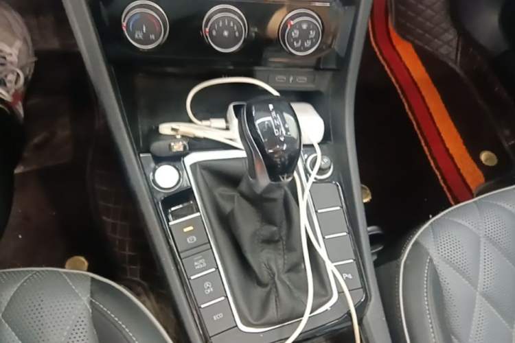 Used Volkswagen Sagitar 2023 300TSI DSG Excellence Edition Gear Lever