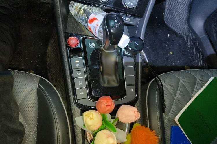 Used Volkswagen Sagitar 2023 300TSI DSG Excellence Edition Gear Lever