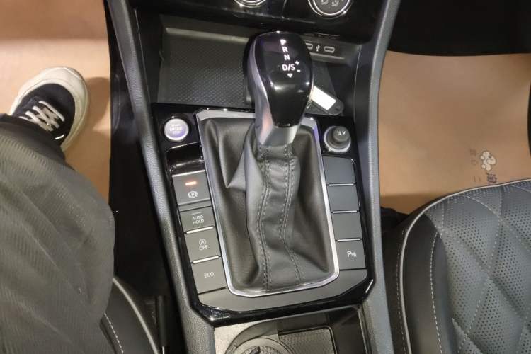 Used Volkswagen Sagitar 2023 300TSI DSG Excellence Edition Gear Lever