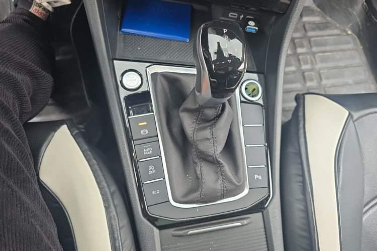 Used Volkswagen Sagitar 2023 300TSI DSG Excellence Edition Gear Lever