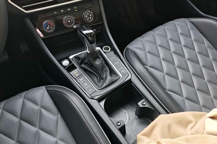 Used Volkswagen Sagitar 2023 300TSI DSG Excellence Edition Gear Lever