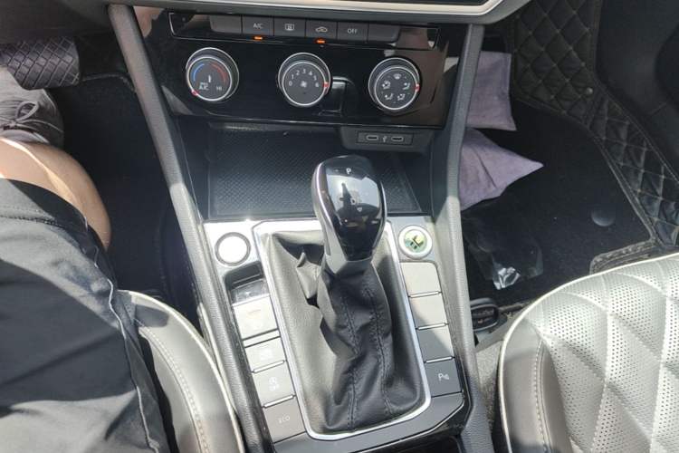 Used Volkswagen Sagitar 2023 300TSI DSG Excellence Edition Gear Lever