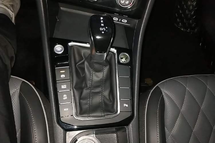 Used Volkswagen Sagitar 2023 300TSI DSG Excellence Edition Gear Lever