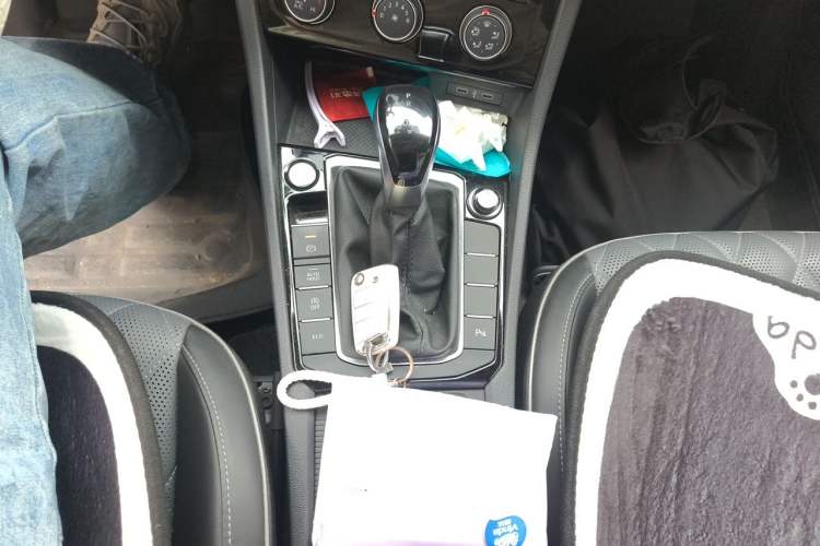 Used Volkswagen Sagitar 2023 300TSI DSG Excellence Edition Gear Lever
