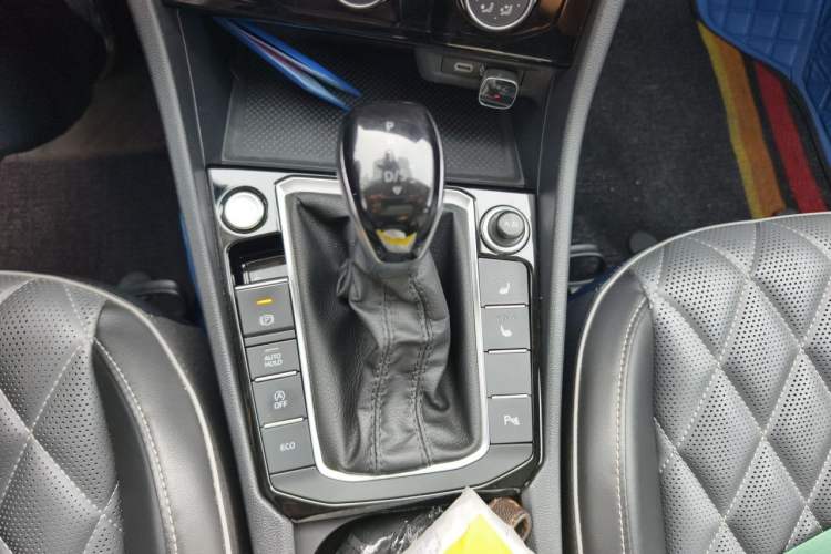 Used Volkswagen Sagitar 2023 Facelift 300TSI DSG Excellence Edition Gear Lever