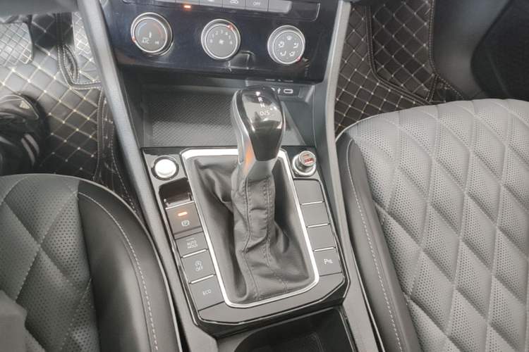Used Volkswagen Sagitar 2023 300TSI DSG Excellence Edition Gear Lever