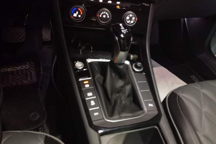 Used Volkswagen Sagitar 2023 300TSI DSG Excellence Edition Gear Lever