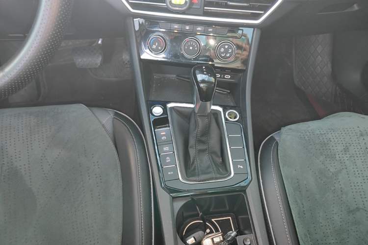 Used Volkswagen Sagitar 2023 300TSI DSG Excellence Edition Gear Lever