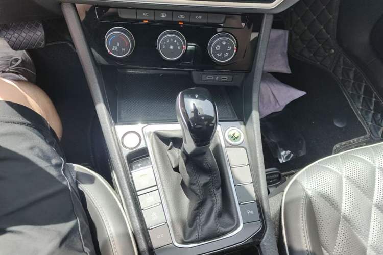 Used Volkswagen Sagitar 2023 300TSI DSG Excellence Edition Gear Lever