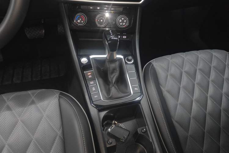 Used Volkswagen Sagitar 2023 300TSI DSG Excellence Edition Gear Lever