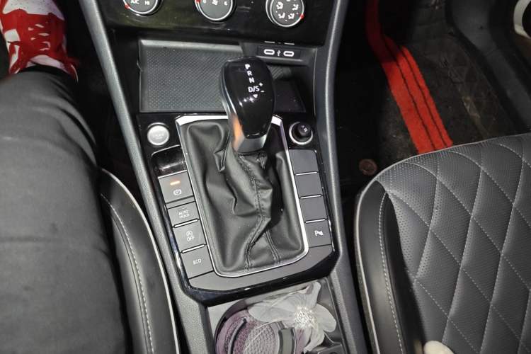 Used Volkswagen Sagitar 2023 300TSI DSG Excellence Edition Gear Lever
