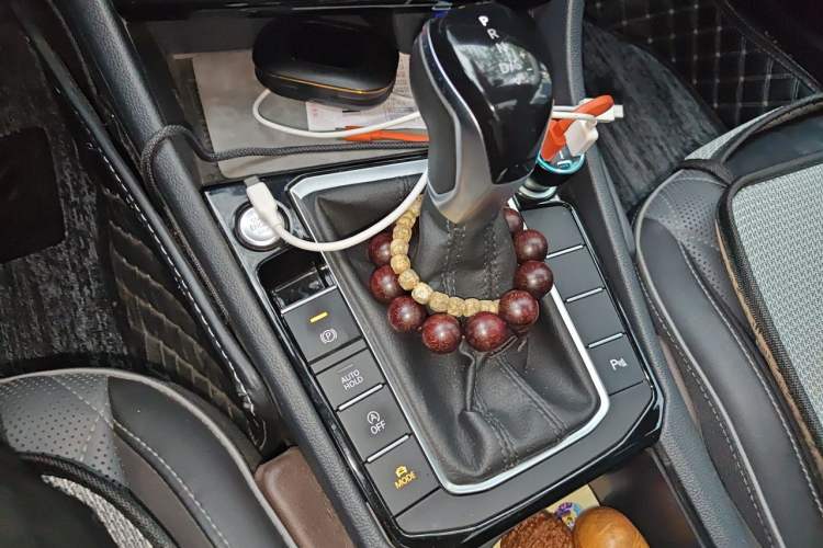 Used Volkswagen Sagitar 2023 300TSI DSG Excellence Edition Gear Lever