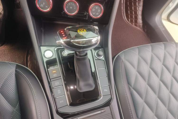 Used Volkswagen Sagitar 2023 300TSI DSG Excellence Edition Gear Lever