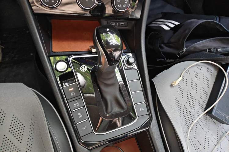 Used Volkswagen Sagitar 2023 300TSI DSG Excellence Edition Gear Lever
