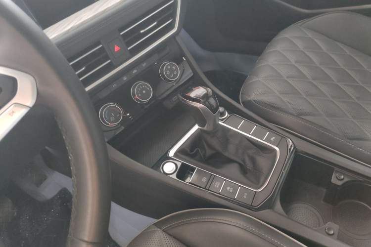 Used Volkswagen Sagitar 2023 300TSI DSG Excellence Edition Gear Lever