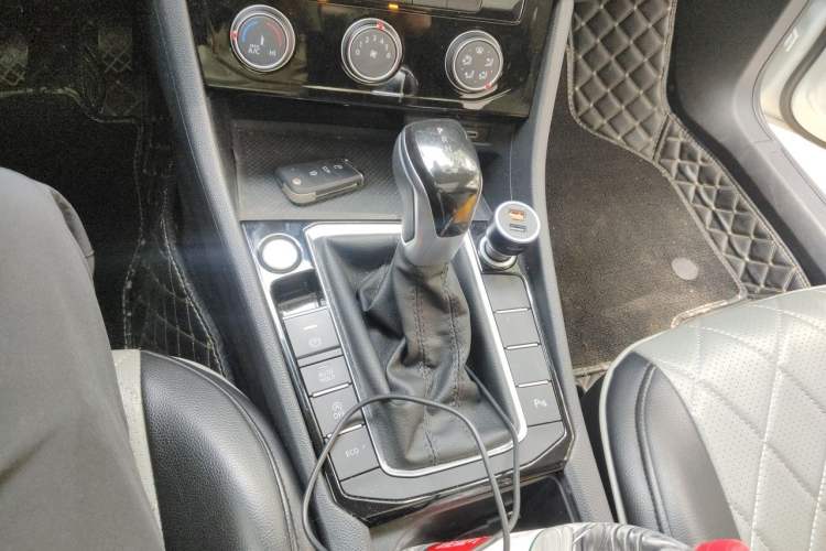 Used Volkswagen Sagitar 2023 300TSI DSG Excellence Edition Gear Lever