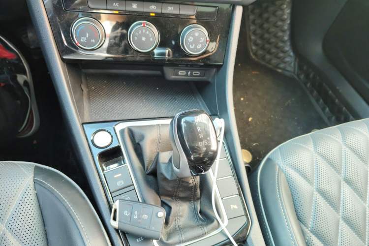 Used Volkswagen Sagitar 2023 300TSI DSG Excellence Edition Gear Lever